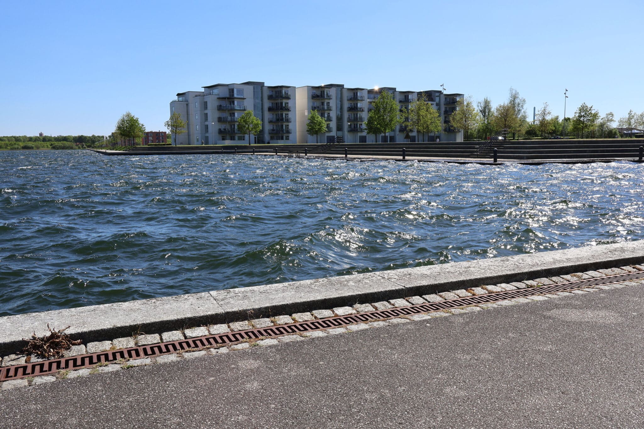 Campus Straight Linjeafvandingsrist Campus Straight linjedræn afvandingsrist i støbejern – rettilinet design af SLA Arkitekter – linjeafvanding