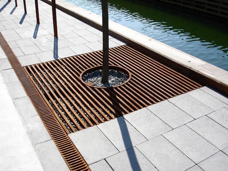 Dock-Line linjeafvandingsrist med LED-strejflys – design: Arkitema Dock-Line linjedræn afvandingsrist i støbejern – LED strejflys – linjeafvanding natbillede