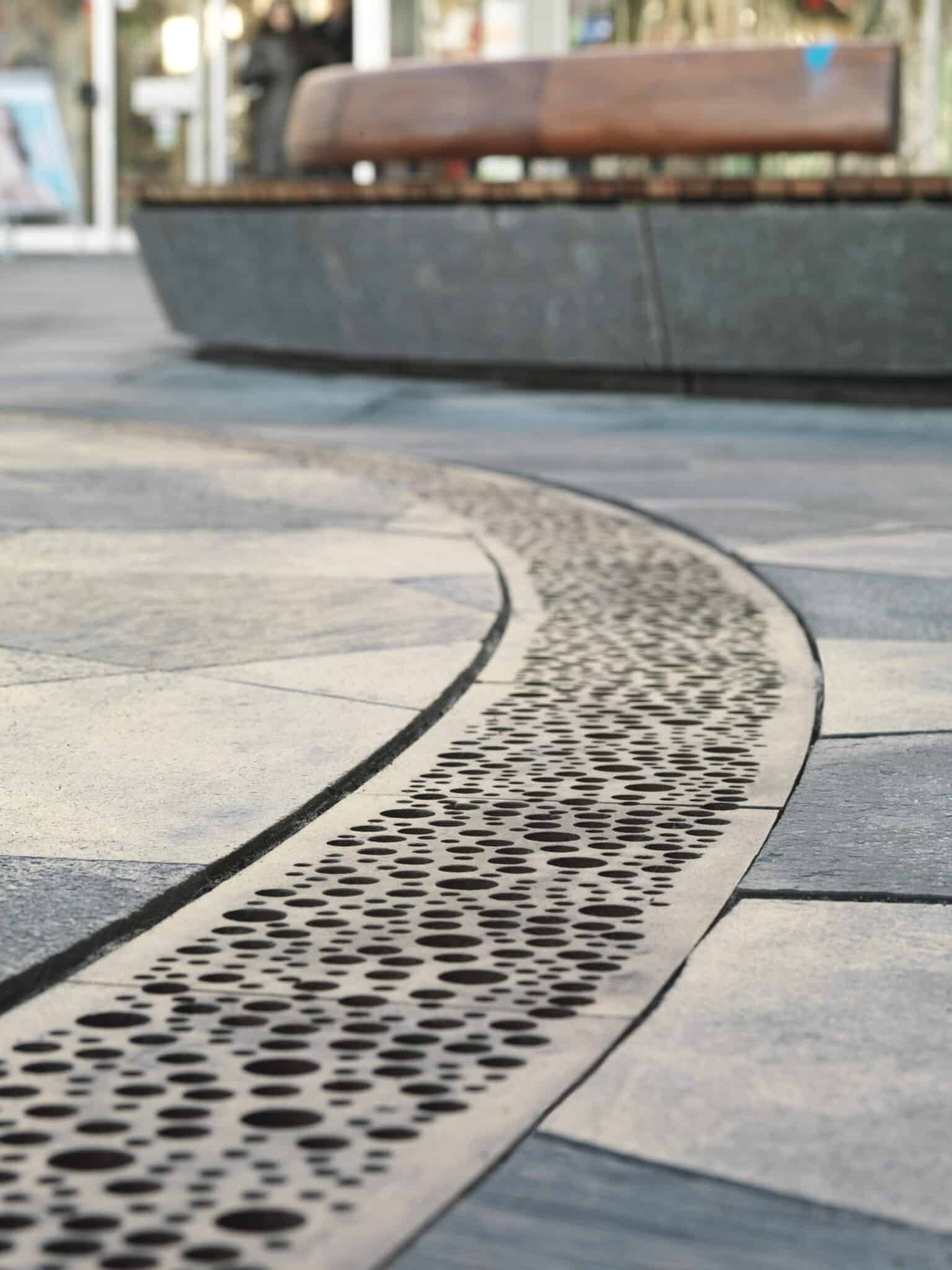 Drops linjeafvandingsrist i støbejern – design: Henrik Jørgensen Landskab Drops linjedræn afvandingsrist i støbejern – Henrik Jørgensen Landskab – linjeafvanding