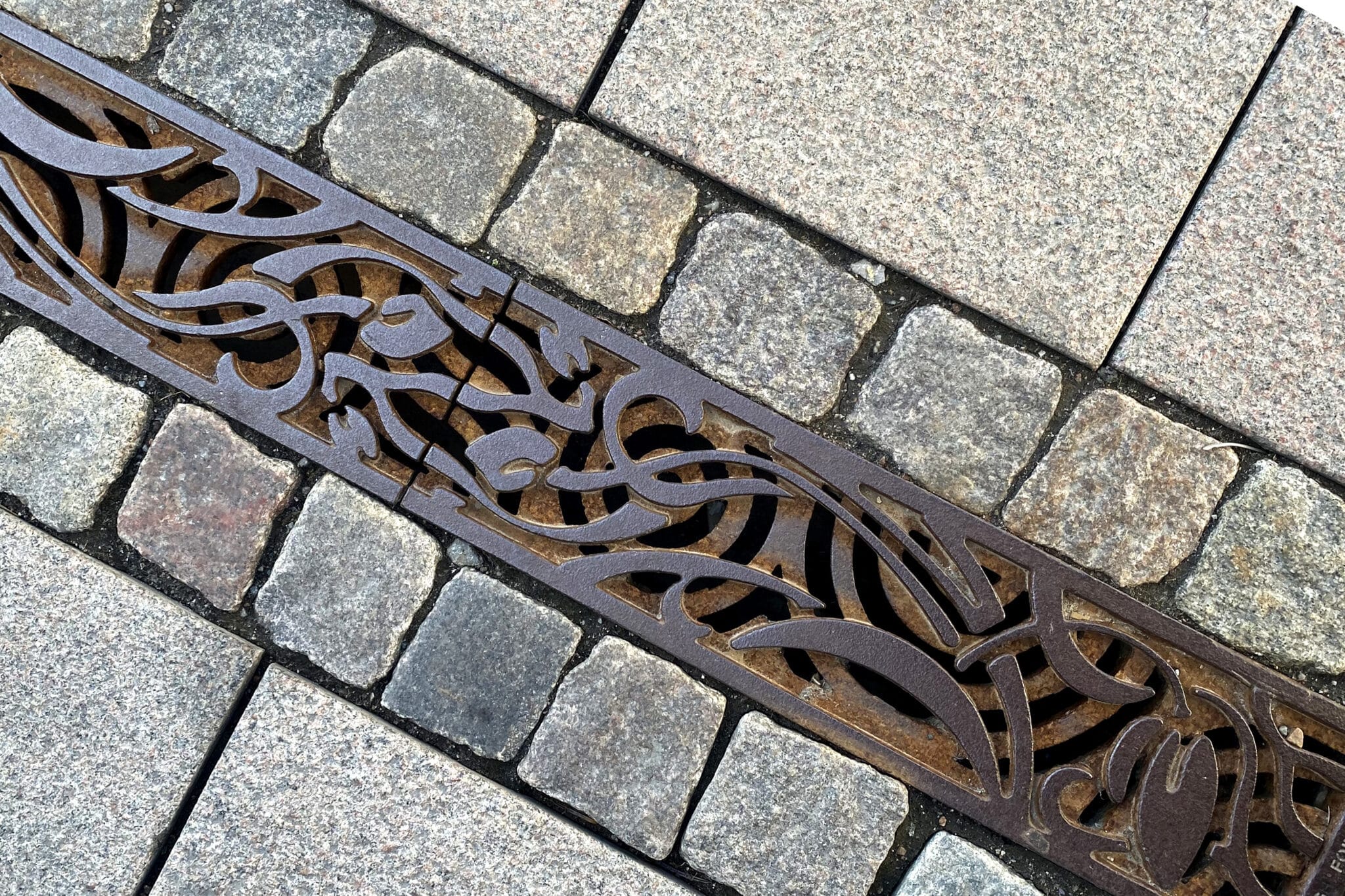 Jugend linjedræn afvandingsrist i støbejern – organiske jugendstil-former – linjeafvanding