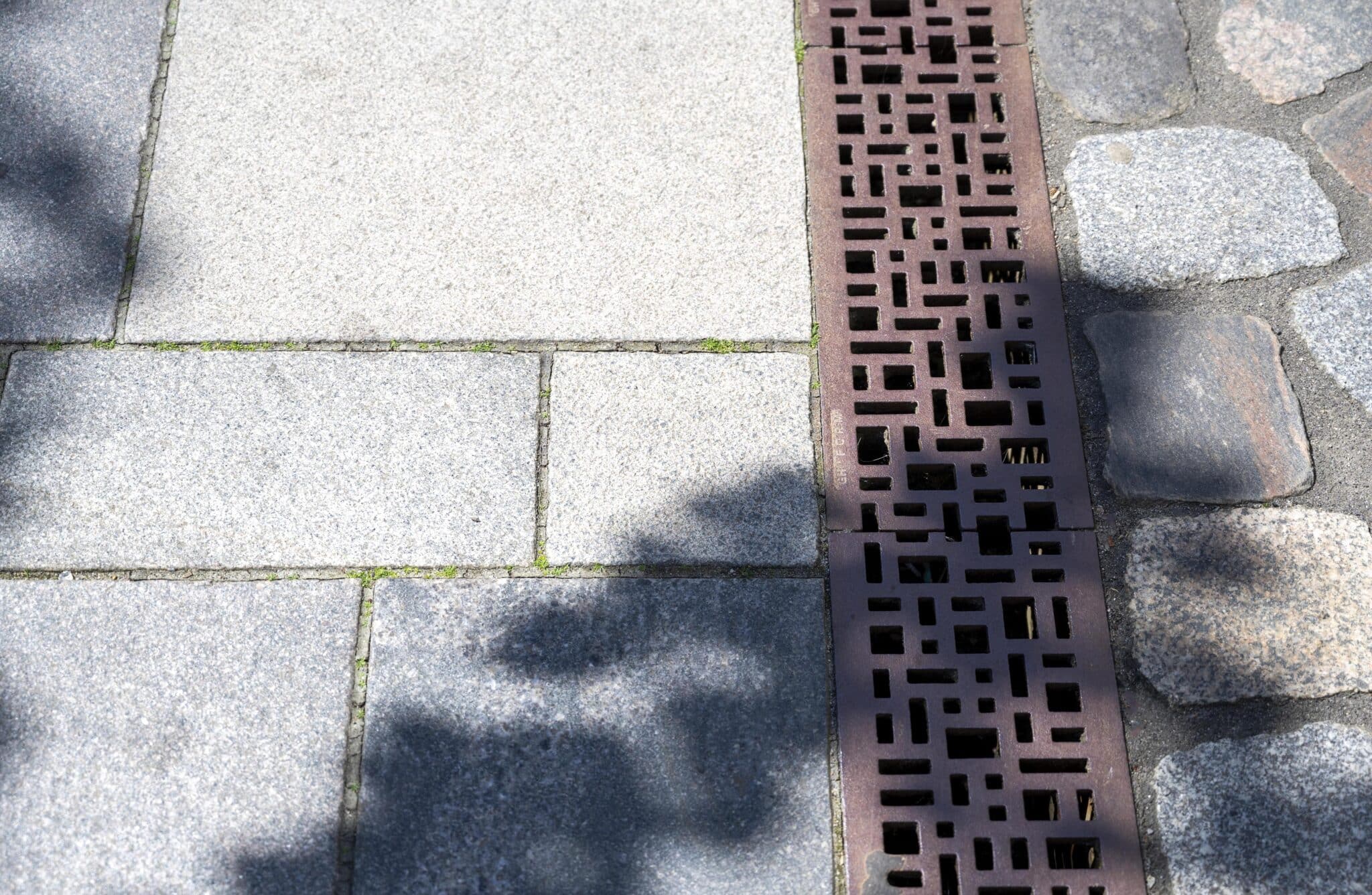Square linjedræn afvandingsrist i støbejern – geometrisk kvadratmønster – linjeafvanding